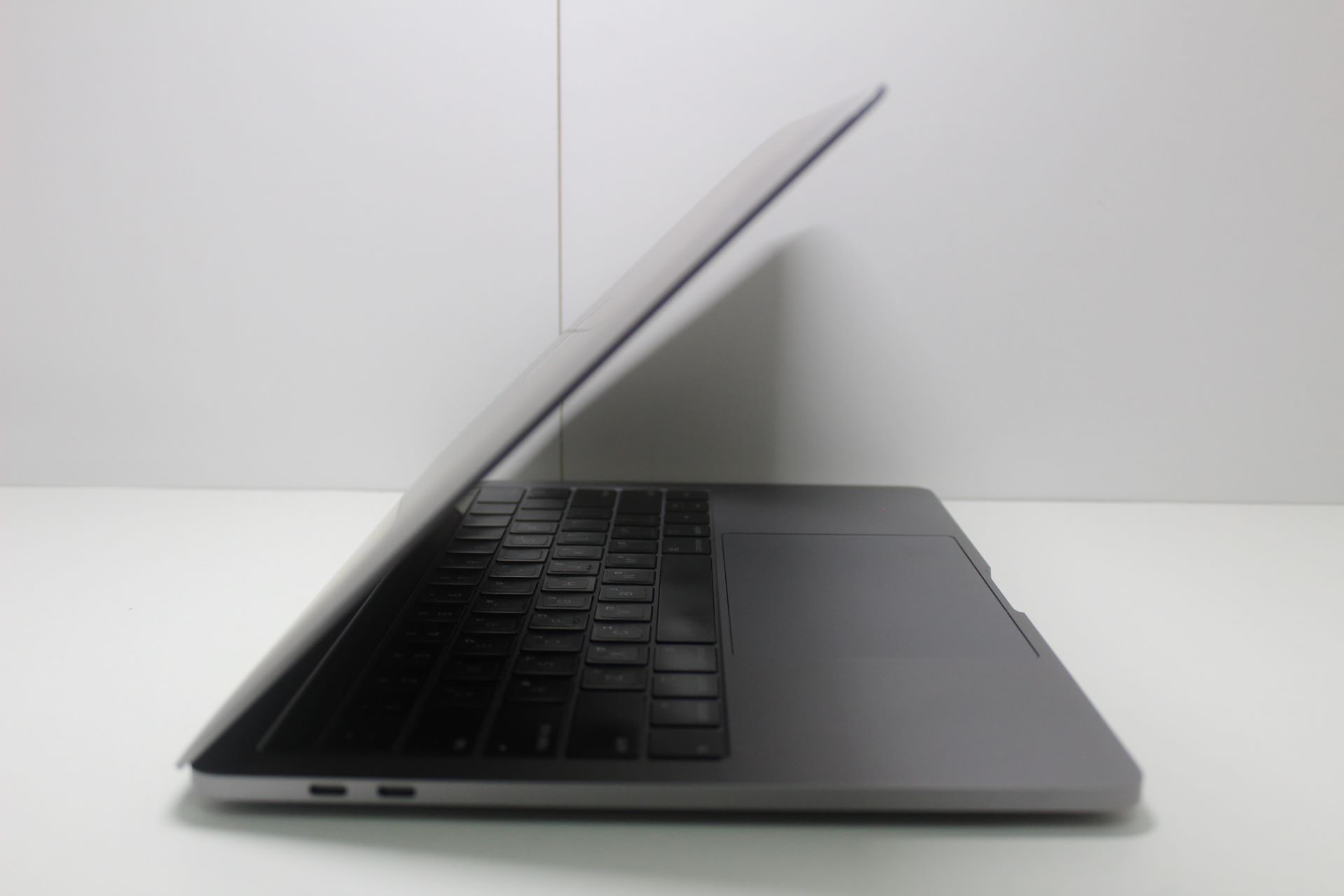 Apple MacBook Pro 13 2018 - מחודש - משלוח חינם - מק"ט: 19264681 – תמונה 2